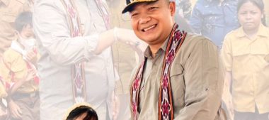 BUPATI KETAPANG SERAHKAN SERAGAM DAN ALAT TULIS GRATIS, DORONG ANAK-ANAK MARAU RAIH PENDIDIKAN SETINGGI-TINGGINYA