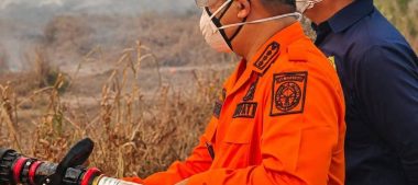 BUPATI KETAPANG TURUN LANGSUNG PADAMKAN KARHUTLA DI SUNGAI AWAN KANAN