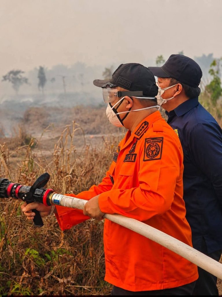 BUPATI KETAPANG TURUN LANGSUNG PADAMKAN KARHUTLA DI SUNGAI AWAN KANAN