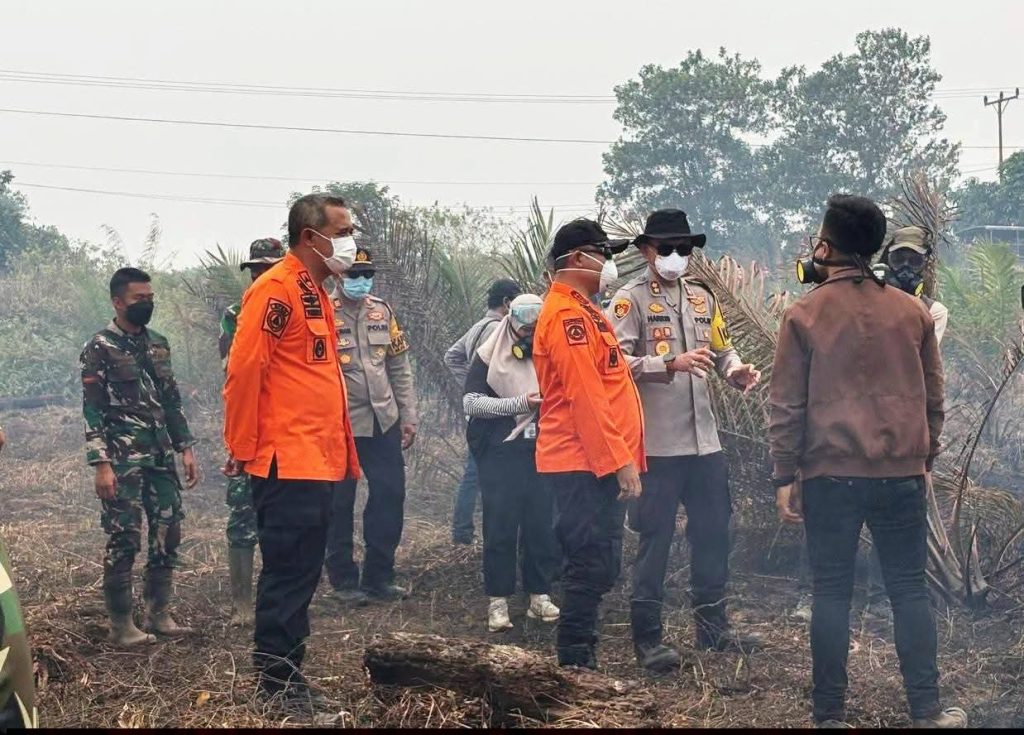 PASTIKAN SATGAS TIDAK BERJUANG SENDIRI, BUPATI KETAPANG TURUN LANGSUNG PADAMKAN KARHUTLA DI JALAN POROS PELANG