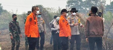 PASTIKAN SATGAS TIDAK BERJUANG SENDIRI, BUPATI KETAPANG TURUN LANGSUNG PADAMKAN KARHUTLA DI JALAN POROS PELANG