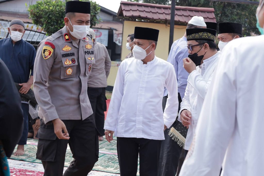SEKDA KETAPANG HADIRI SHOLAT ISTISQA DI HALAMAN POLRES, WARGA DIAJAK MUHASABAH DAN MEMOHON HUJAN