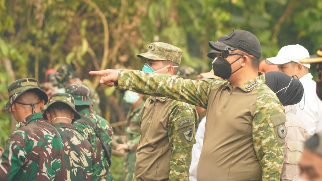 HARI LIBUR TAK BERLAKU, BUPATI DAN DANDIM TETAP DAMPINGI SATGAS KARHUTLA DI KUALA TOLAK