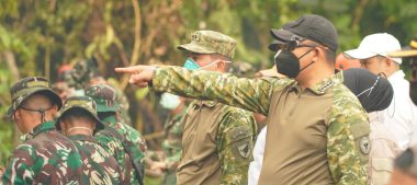 HARI LIBUR TAK BERLAKU, BUPATI DAN DANDIM TETAP DAMPINGI SATGAS KARHUTLA DI KUALA TOLAK