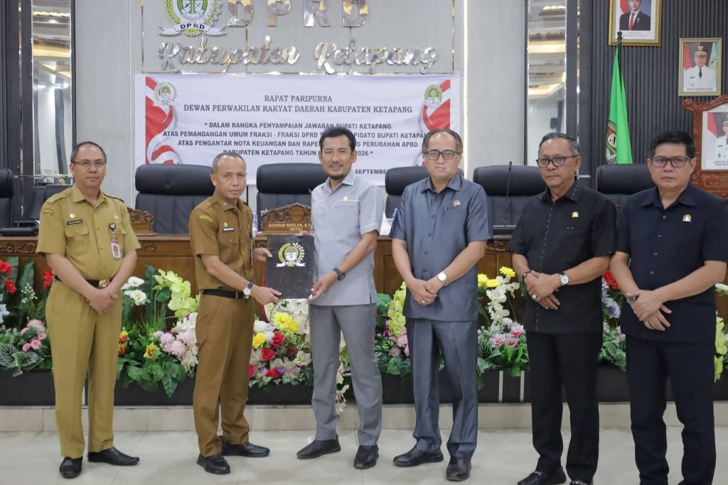 SEKDA KETAPANG SAMPAIKAN JAWABAN BUPATI ATAS PANDANGAN FRAKSI TERHADAP PERUBAHAN APBD 2026