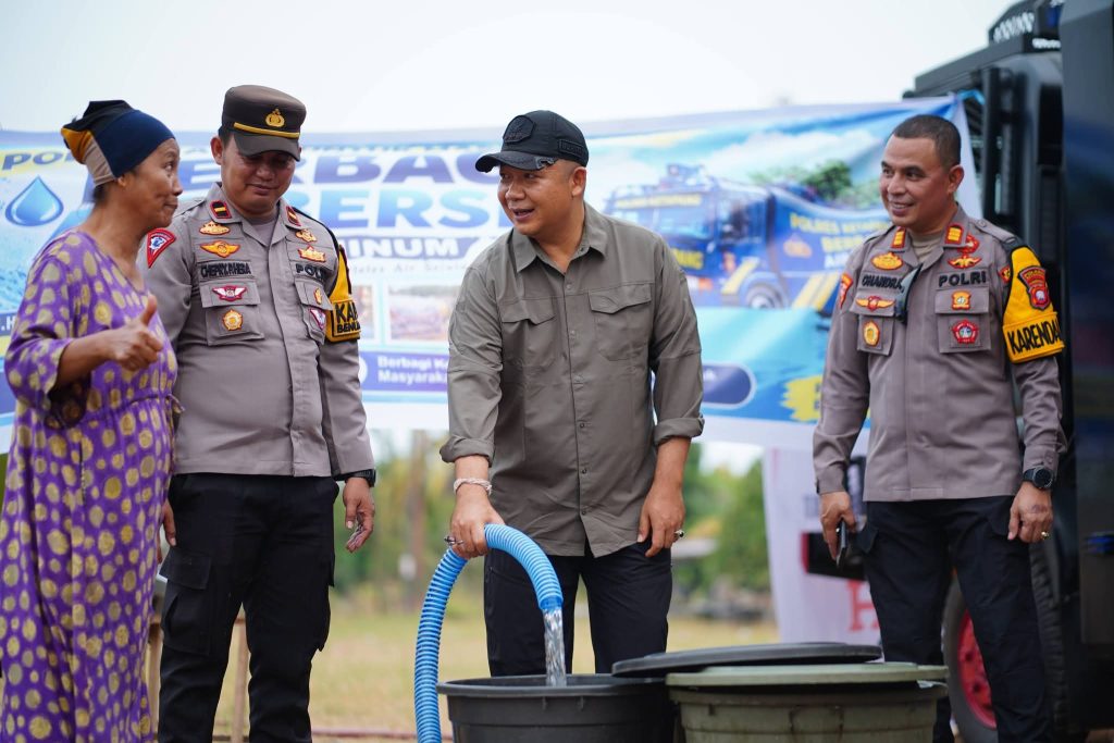 BUPATI KETAPANG BERSAMA TNI-POLRI HADIRKAN LAYANAN AIR BERSIH BERTEKNOLOGI RO UNTUK WARGA TERDAMPAK KEMARAU