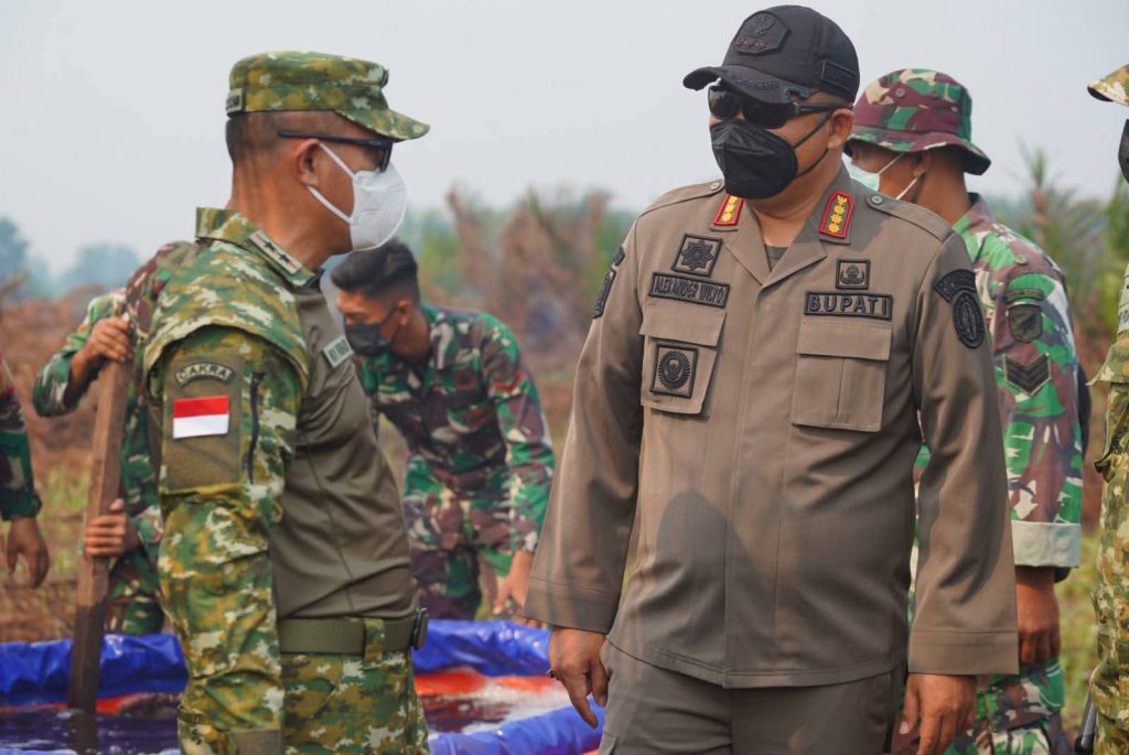 BUPATI KETAPANG DAMPINGI PANGDAM XII/TANJUNGPURA TINJAU KARHUTLA DI DESA PELANG