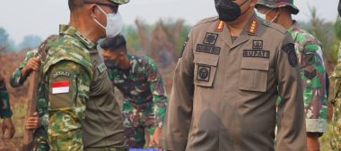 BUPATI KETAPANG DAMPINGI PANGDAM XII/TANJUNGPURA TINJAU KARHUTLA DI DESA PELANG